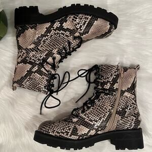 NEW MIA Miki-S Lug Sole Combat Boots Beige Black Snakeskin Pattern Size 6 NIB